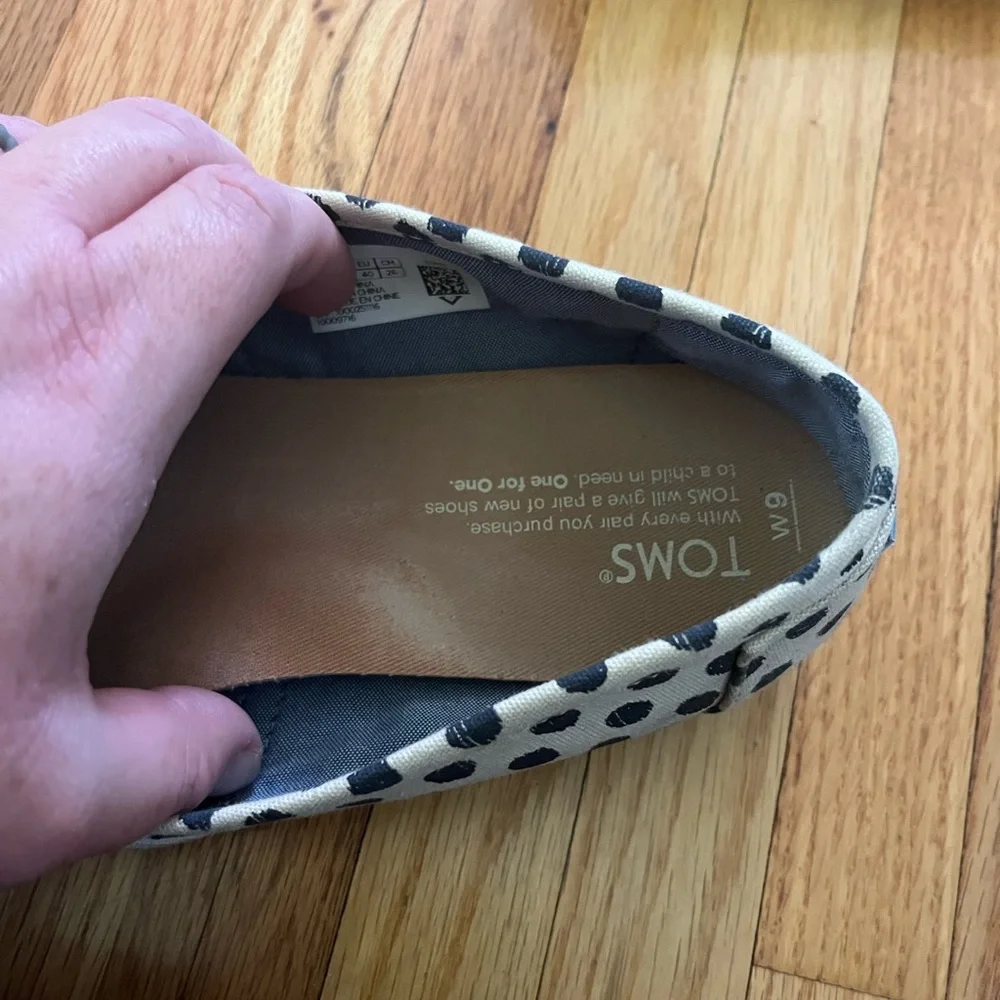 Toms - Picture 2 of 2
